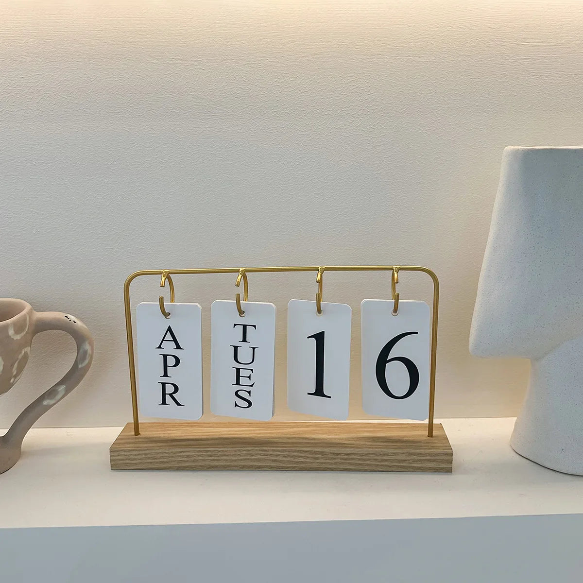 Calendrier perpétuel en bois élégant pour une organisation élégante