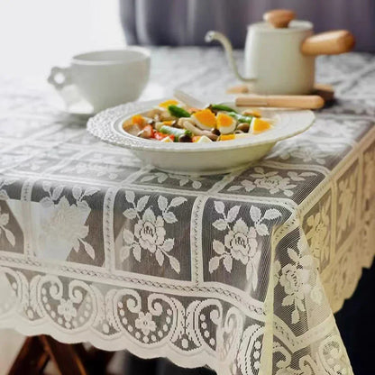 Tovaglia in pizzo antico: decorazione elegante per ogni occasione