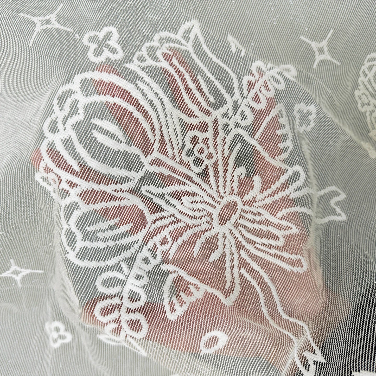 Tovaglia in pizzo antico: decorazione elegante per ogni occasione