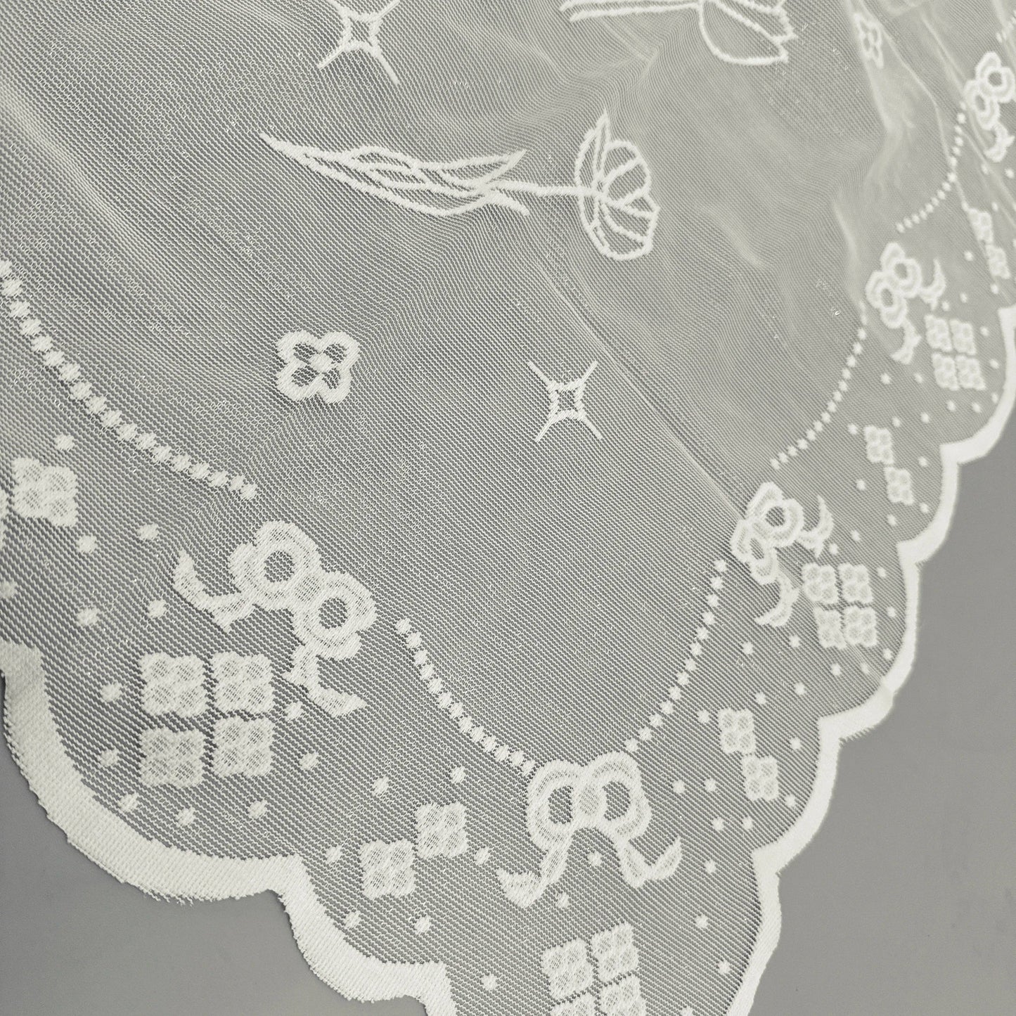 Tovaglia in pizzo antico: decorazione elegante per ogni occasione