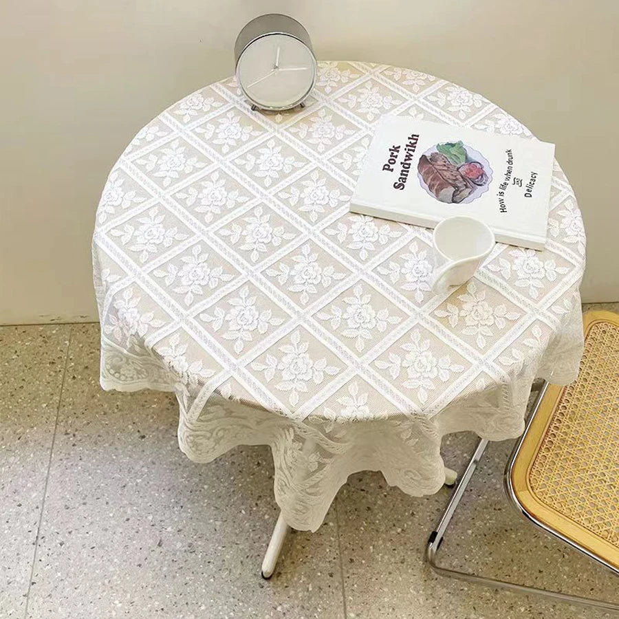 Tovaglia in pizzo antico: decorazione elegante per ogni occasione