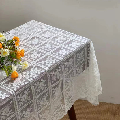 Tovaglia in pizzo antico: decorazione elegante per ogni occasione