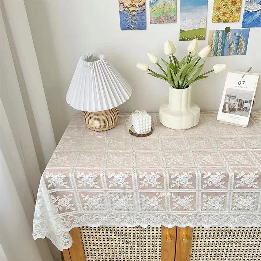 Tovaglia in pizzo antico: decorazione elegante per ogni occasione