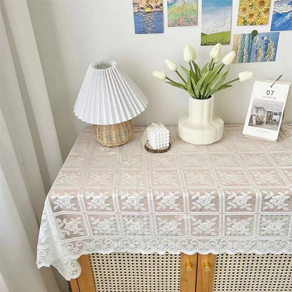 Tovaglia in pizzo antico: decorazione elegante per ogni occasione