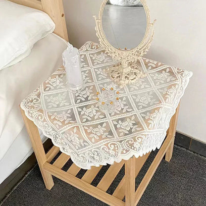 Tovaglia in pizzo antico: decorazione elegante per ogni occasione
